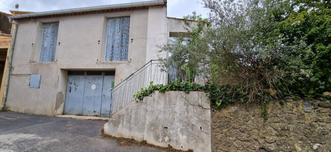 Maison en cours de construction avec un grand terrain