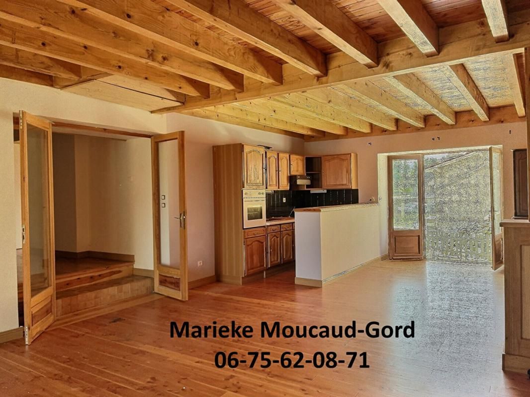 RETOURNAC RETOURNAC 43130 maison en pierre  à rénover 160 m² avec petit terrain et cour 4