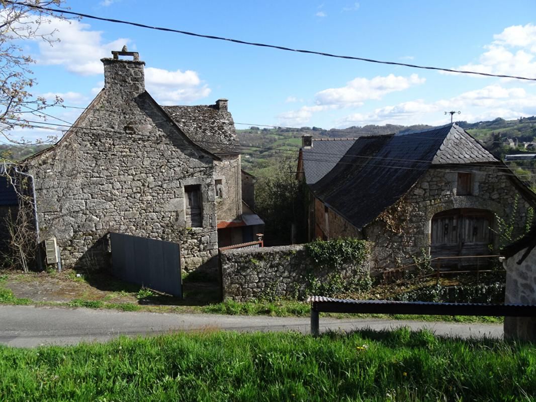 Secteur Sénergues ancienne ferme avec maison 5 pièces + grange + terrain orienté Sud