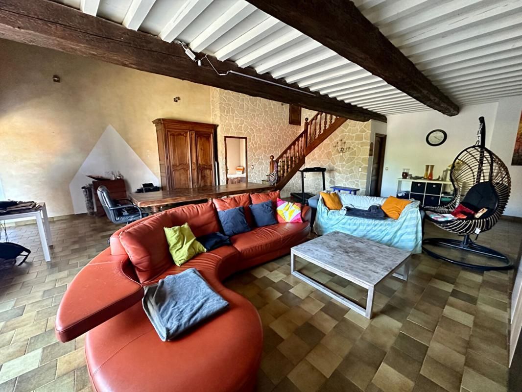 GIGEAN Maison Vigneronne 247 m2 avec terrasse et jardin + appartement 74m2 + garage 95m2 + garage 40m2 4