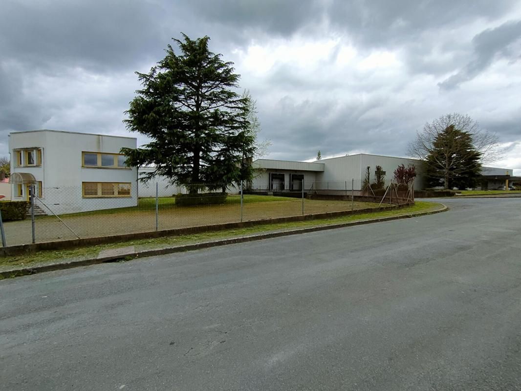 LES HERBIERS SECTEUR LES HERBIERS/CHOLET - LOCAL INDUSTRIEL/BUREAUX 8800 m2 Terrain 17000 m2 3