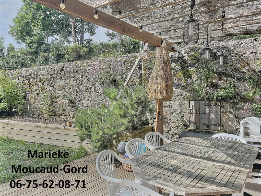 SOLIGNAC-SOUS-ROCHE Solignac sous Roche 43130 Belle maison en pierre de 173 m² 3 chambres jardin garage 4