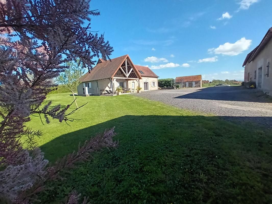 TRETEAU Propriété comprenant maison, grange, 2 hangars, parcelle 1.7 ha! 1