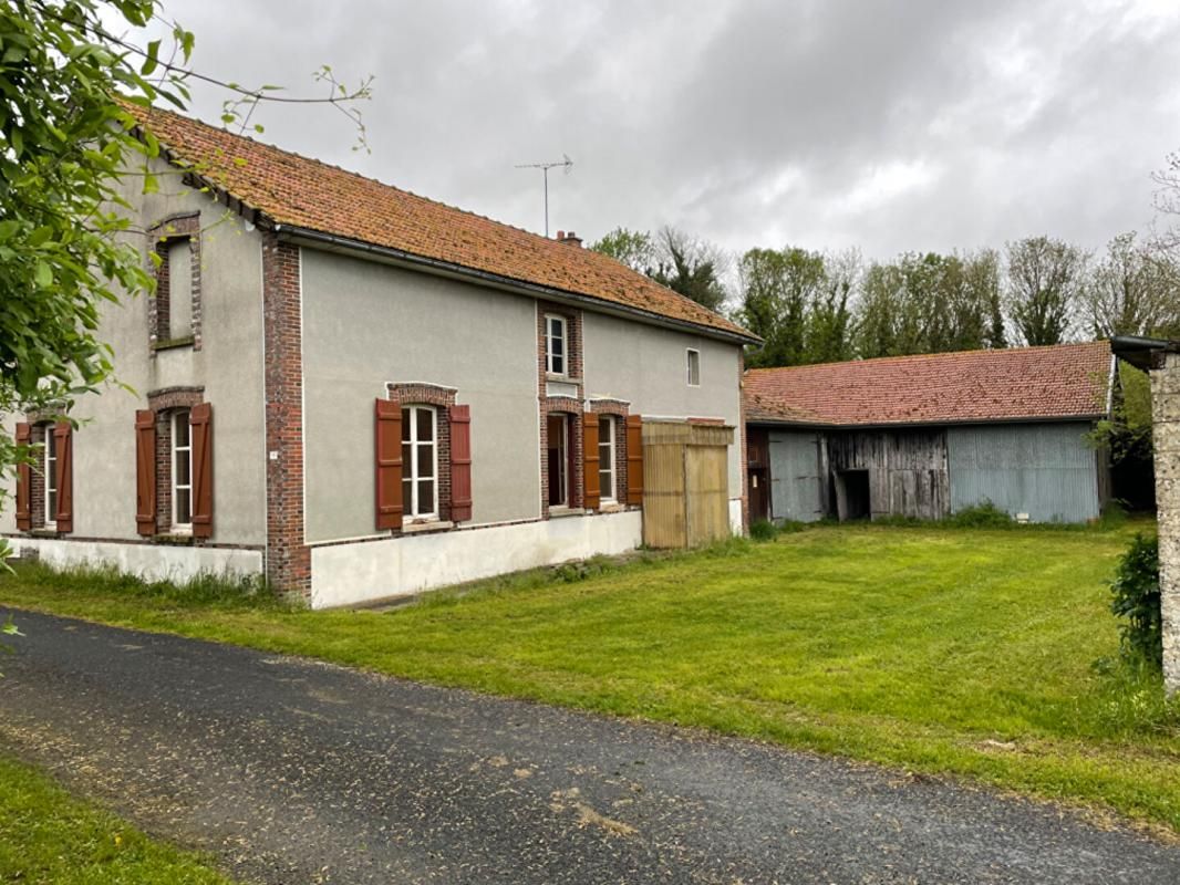 GOURGANCON Rare. Corps de Ferme avec ses dépendances à rénover sur un terrain de plus de 3600m2 1