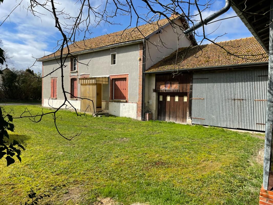 GOURGANCON Rare. Corps de Ferme avec ses dépendances à rénover sur plus de 3600m2 2