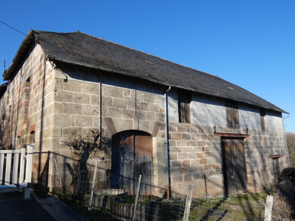 SAINT-AULAIRE Grange en pierre de brasier et ardoise avec un fort potentiel 1