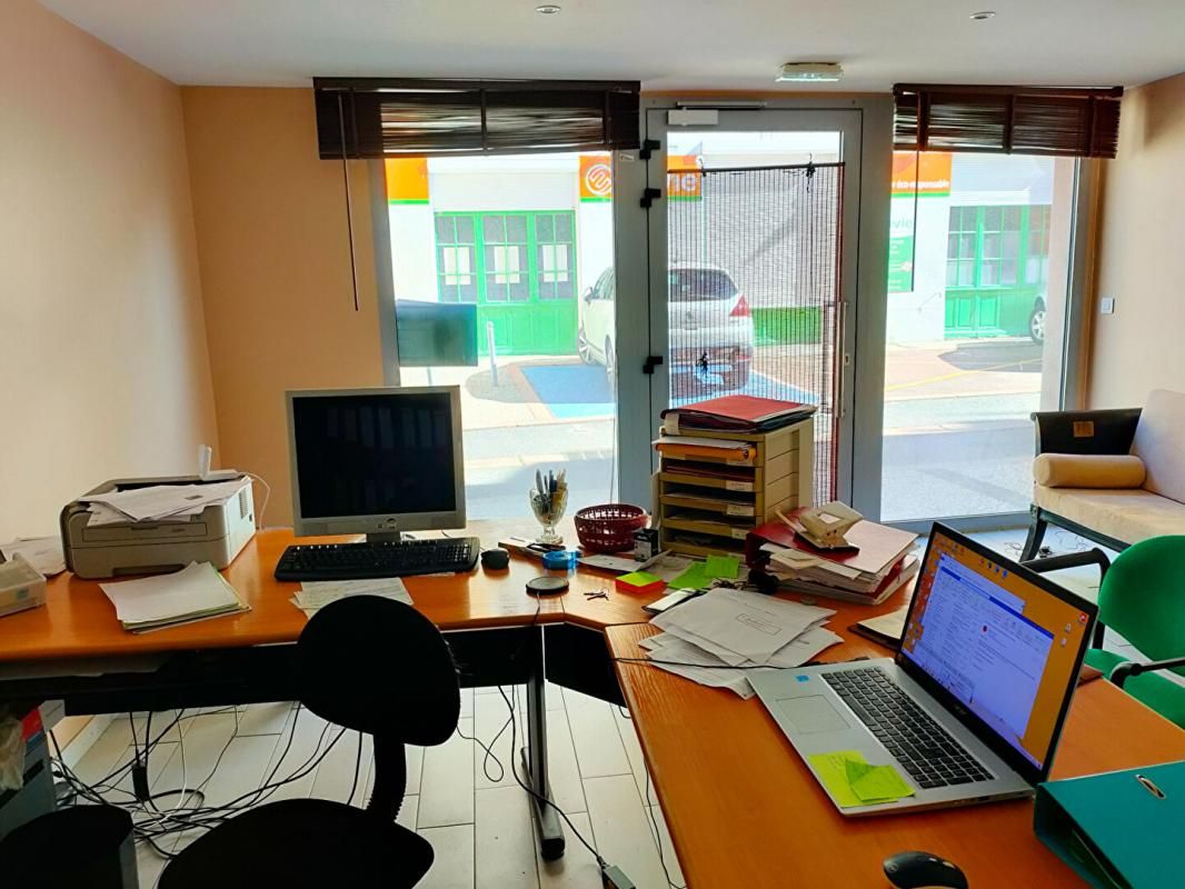 42300 ROANNE  -  BUREAU  MEUBLE