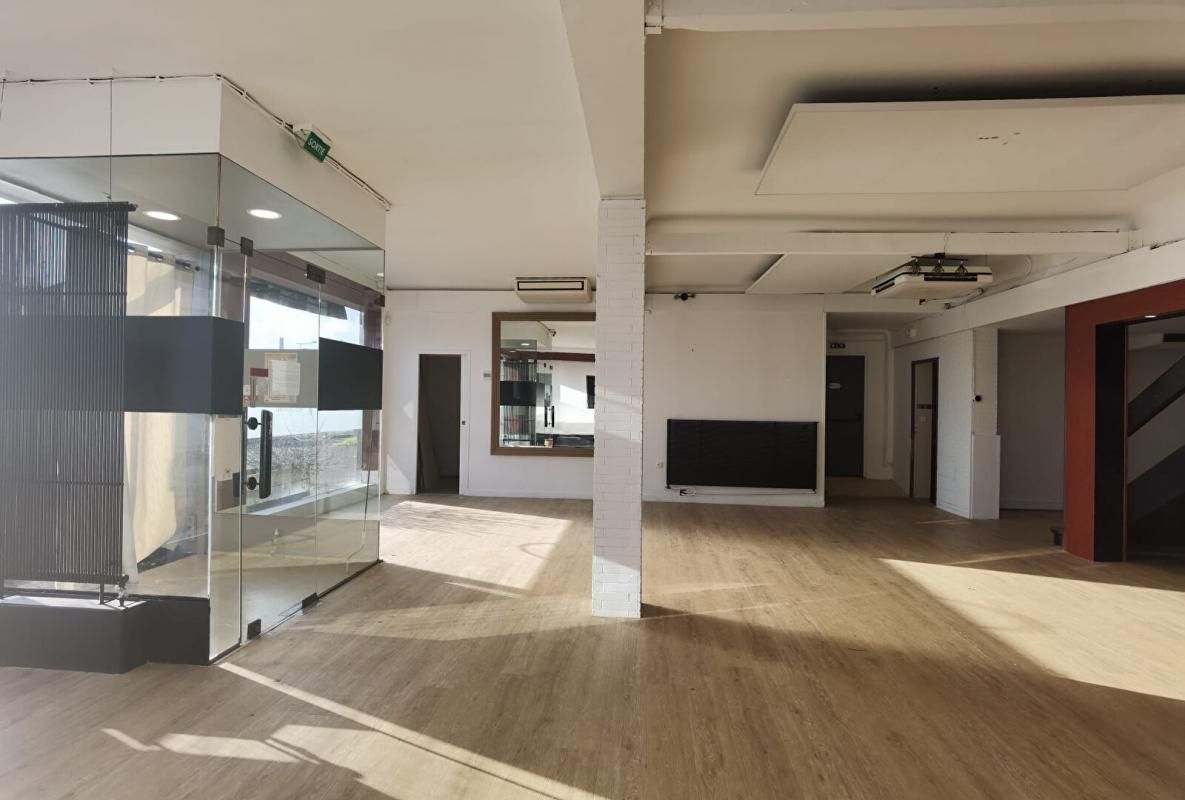 MERIGNAC - Local Commercial 300 m² avec Extraction