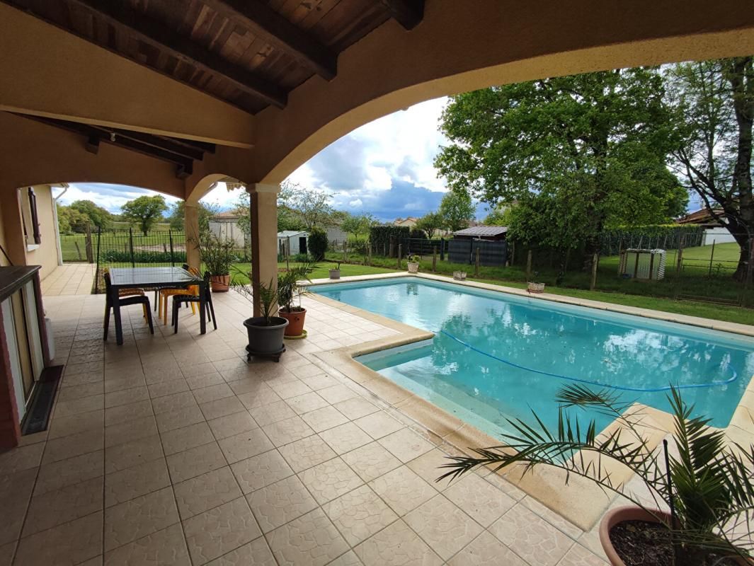 ROUMAZIERES-LOUBERT Maison  plein pied 8 pièce(s) avec piscine terrasses garages terrain 1