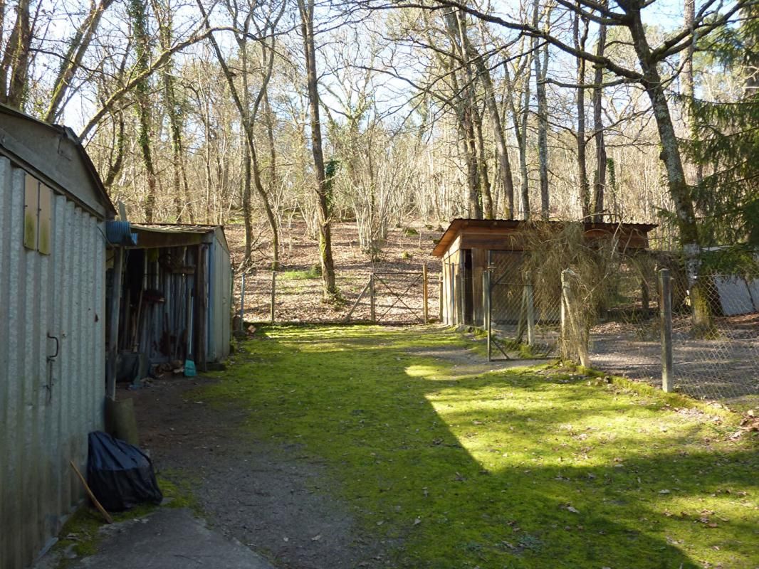 COUTRAS Maison plain pied , dependances, garage, parc 1