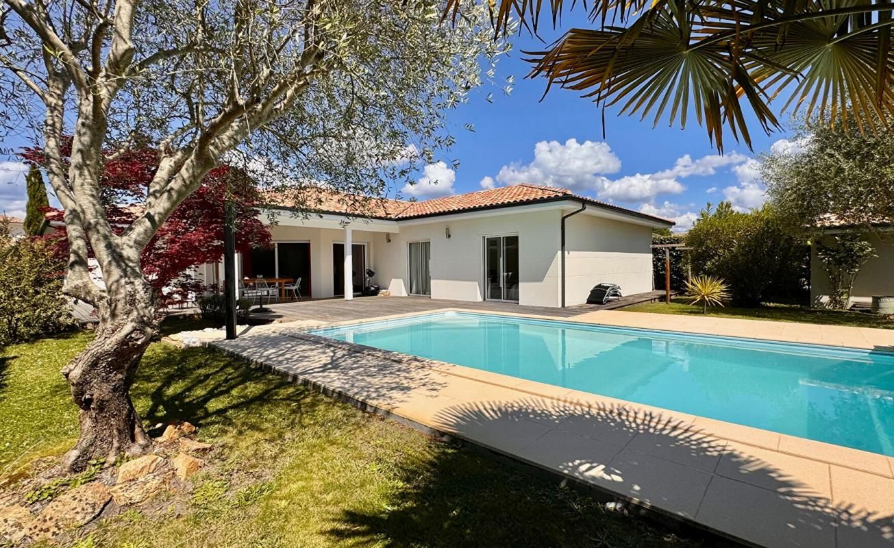 Superbe villa de plain-pied avec piscine et garage