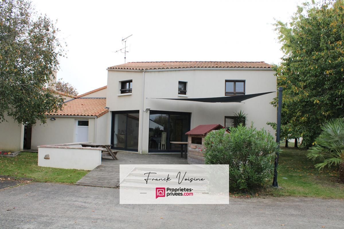 Maison  A VENDRE - Les Herbiers Centre Ville  - 5 Chambres - 207 m2 env sur parc arboré clos de 1950 M2 env