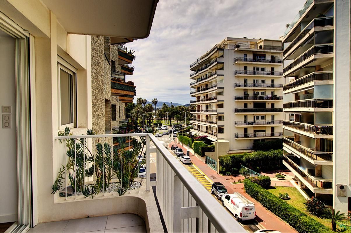 CANNES Cannes Croisette - Appartement rénové avec aperçu mer 4