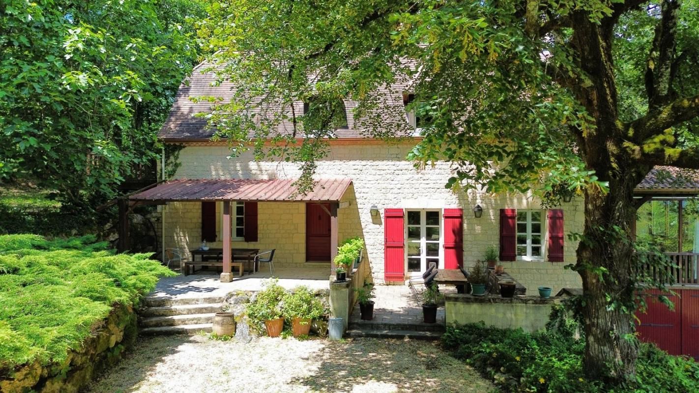 SARLAT-LA-CANEDA Maison périgourdine récente avec atelier sur 1,75 hectares à SARLAT 1