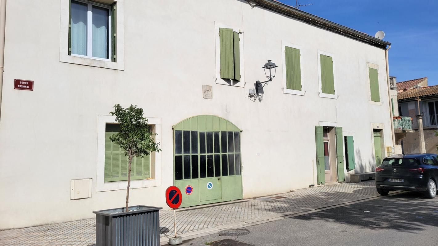 Graveson 13690 - Immeuble avec 3 appartements, 1 studio, garage et dépendances