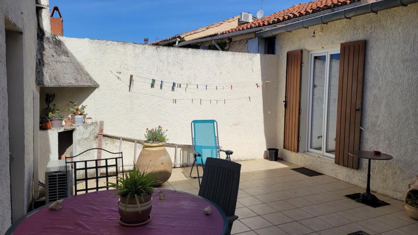 GRAVESON Graveson 13690 - Immeuble avec 3 appartements, 1 studio, garage et dépendances 2