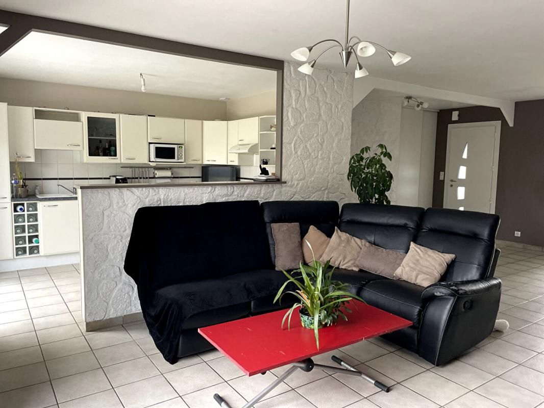 CHOLET Charmante Maison Familiale au Calme, Proche des Commodités 2