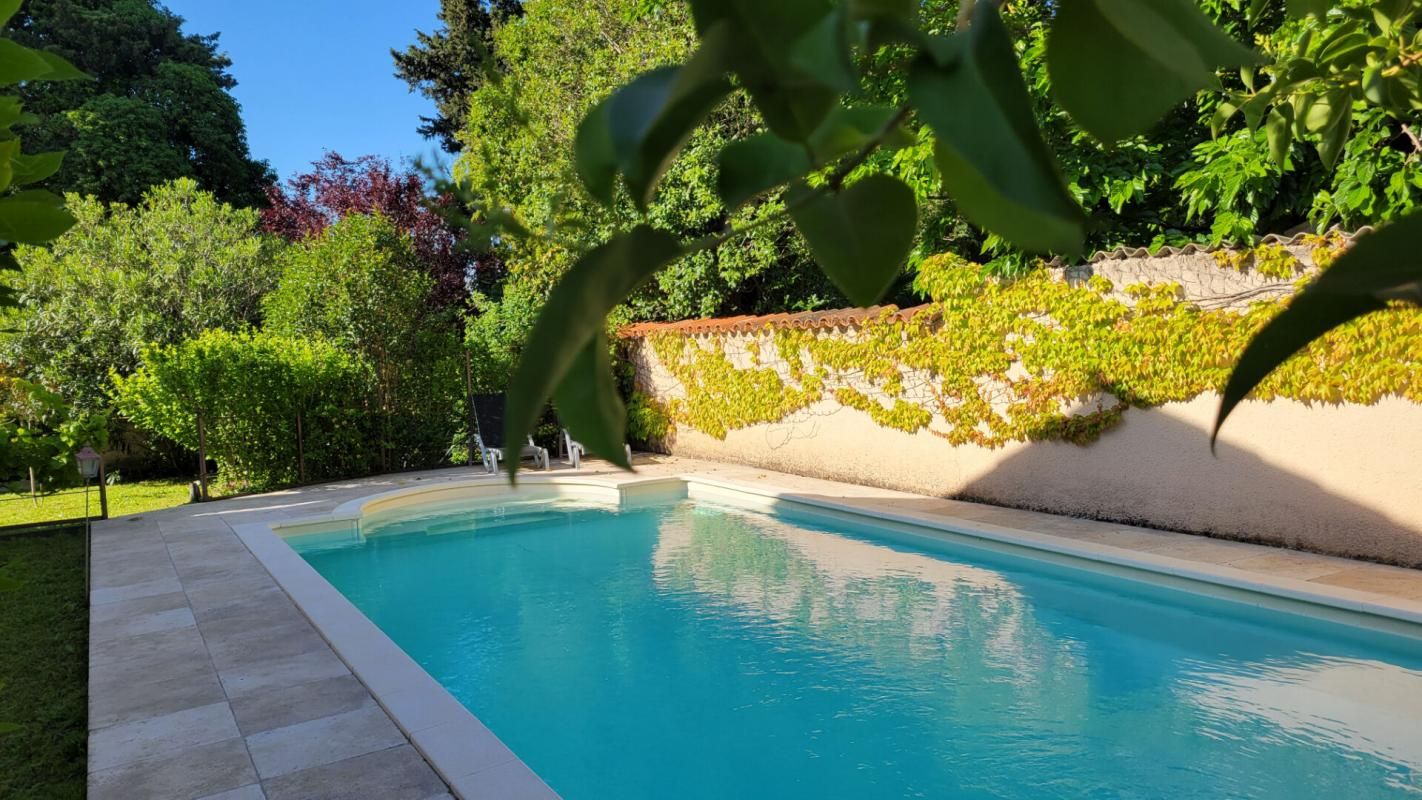 Mas en campagne - Châteaurenard 13160 - 4 chambres- 1 bureau - piscine - jardin et dépendances