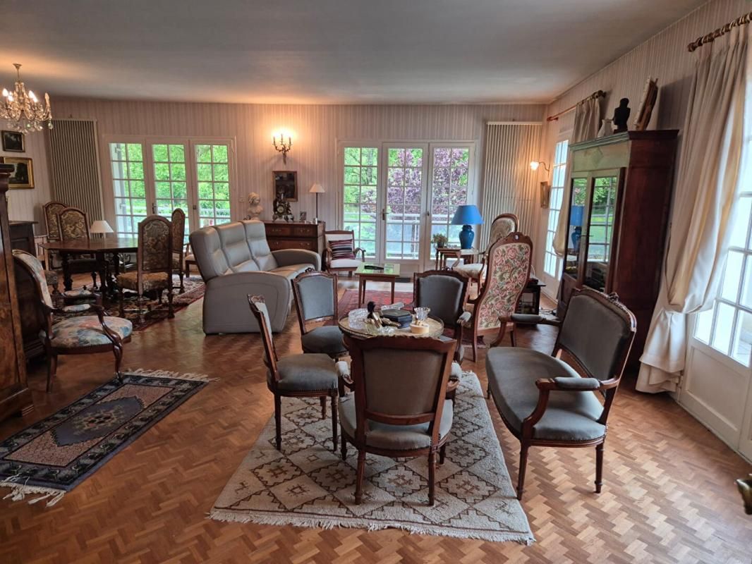 TRELISSAC Maison de ville, de type 8, sur sous-sol complet, terrain clos et arboré de 784 m² 4