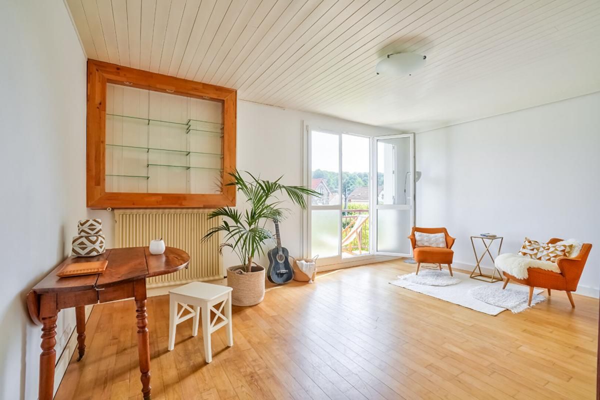 Appartement 4 pièces (3 chambres) avec terrasse, dans le centre ville de Mériel