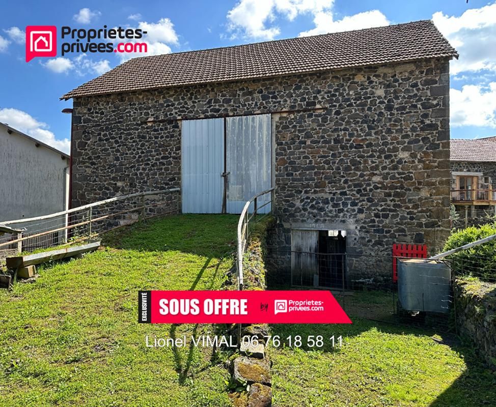 Grange d'env 216 m2 ( 2 niveaux ) avec 3 accès et 2 terrains sur 660 m2