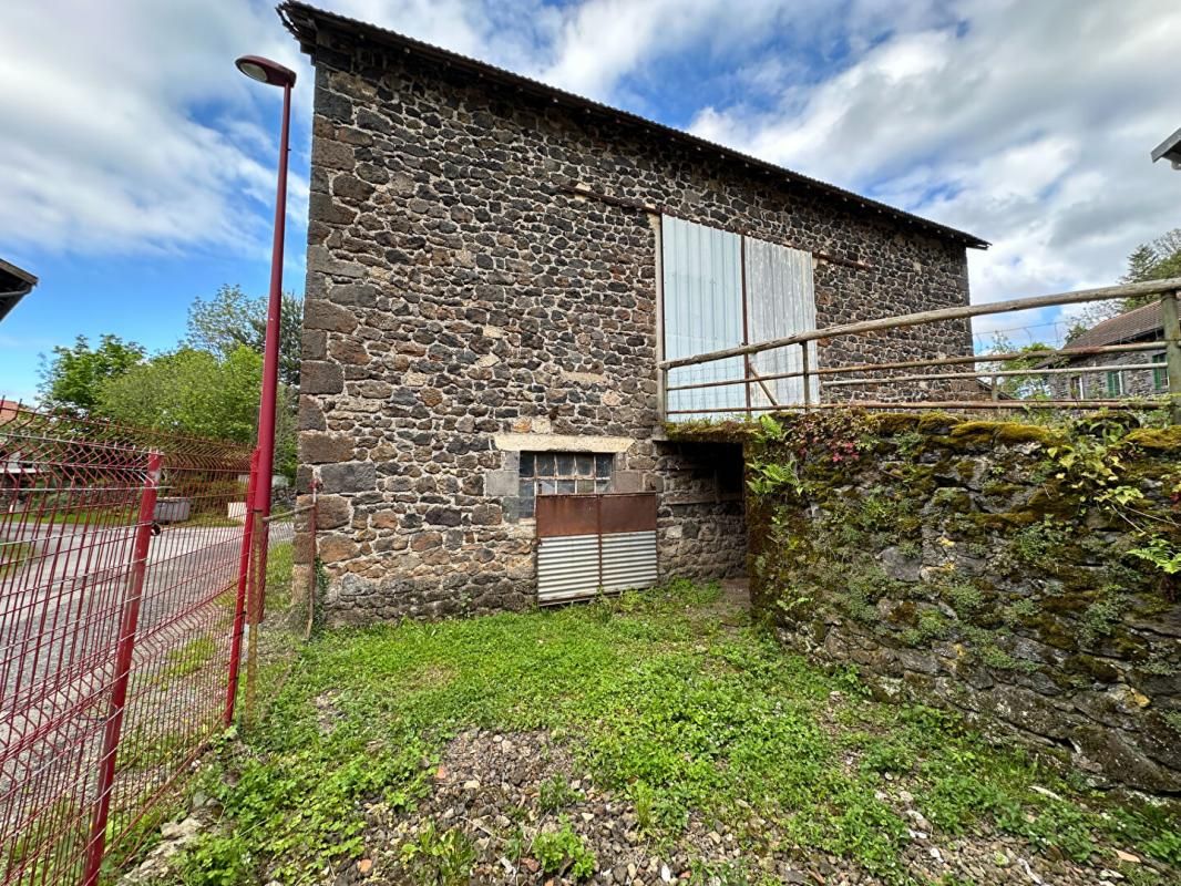 SAINT-OURS Grange d'env 216 m2 ( 2 niveaux ) avec 3 accès et 2 terrains sur 660 m2 3