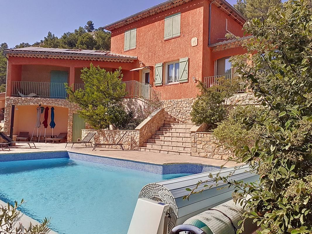 Villa Vins Sur Caramy 6 pièces de 197m² avec piscine et annexes