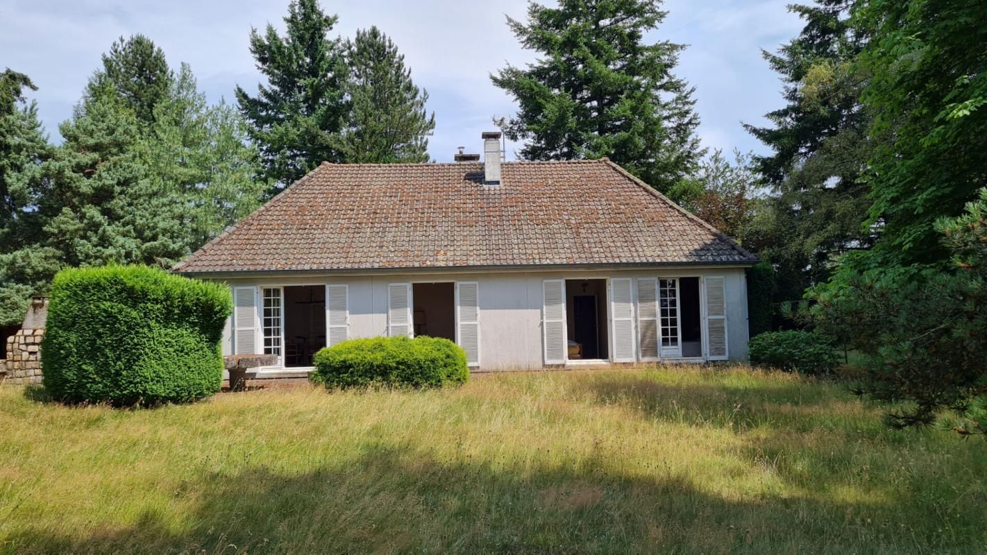 JONZIEUX EXCLUSIVITE Jonzieux 42660 villa plain-pied construite en 1972 exposée EST/Ouest 118m² habitables 4 chambres 2 garages sur 3277m² de terrain 1