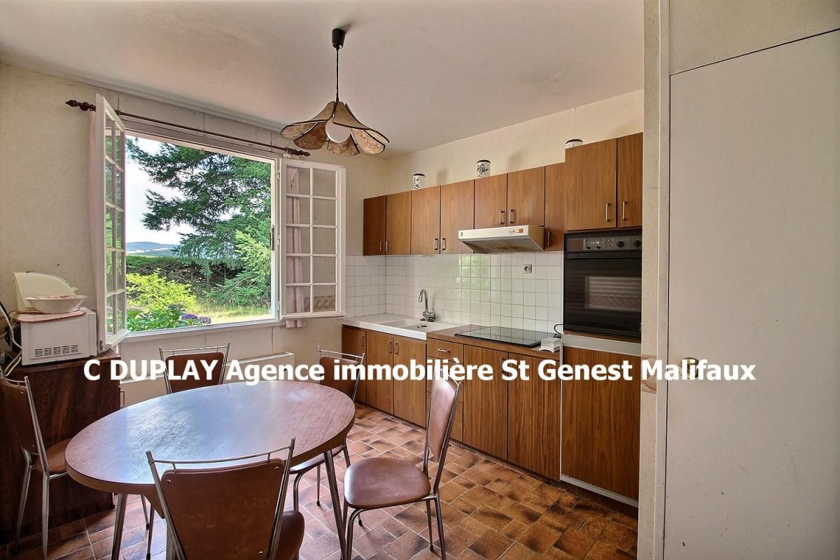 JONZIEUX EXCLUSIVITE Jonzieux 42660 villa plain-pied construite en 1972 exposée EST/Ouest 118m² habitables 4 chambres 2 garages sur 3277m² de terrain 4