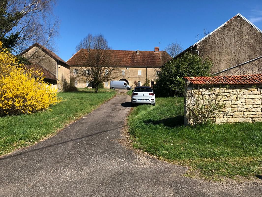 Ancien abbey à 3/4h de Vesoul, 14 chambres et de grandes possibilités d'extension