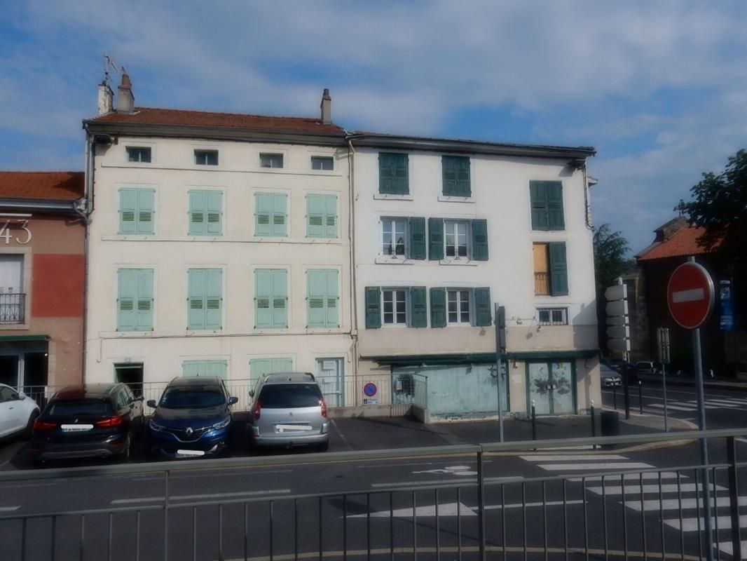 LE PUY-EN-VELAY Le Puy en Velay 43000 ténement de deux immeubles avec cour possibilité minimum 6 logements 1