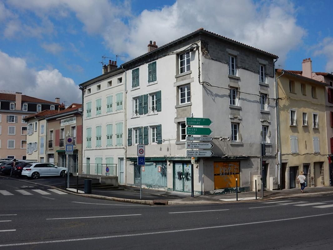 LE PUY-EN-VELAY Le Puy en Velay 43000 ténement de deux immeubles avec cour possibilité minimum 6 logements 3