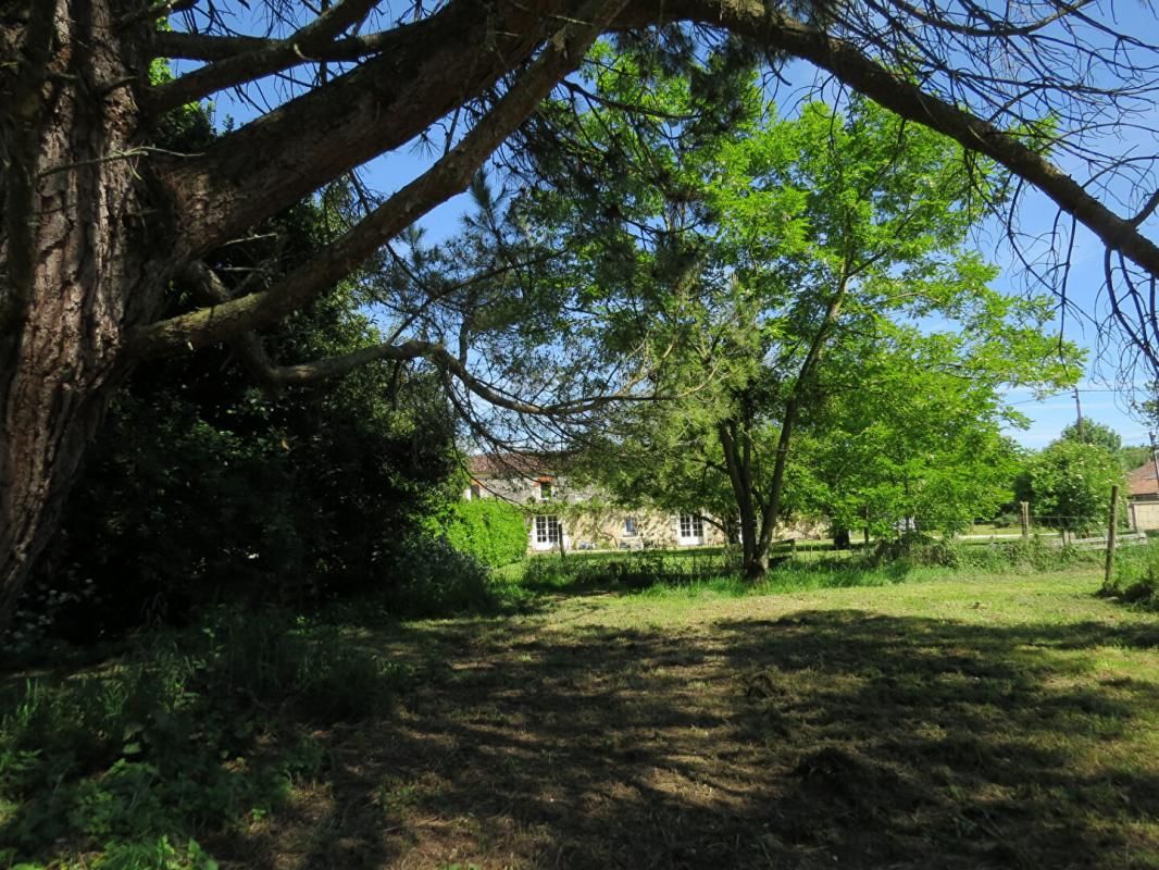 Elégante longère du xviè,  et son jardin protégé