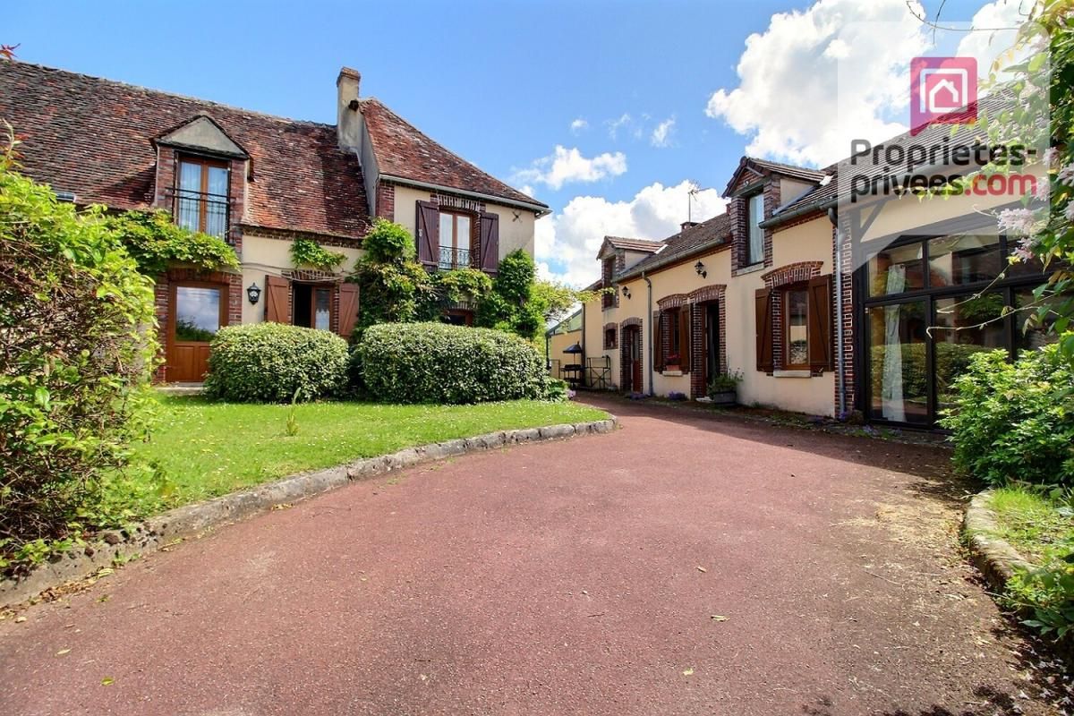 A 140 km de PARIS - LONGERE, Maison d'amis , BOXES à CHEVAUX, DEPENDANCES, SPA, TERRAIN sur plus d'1 HECTARE