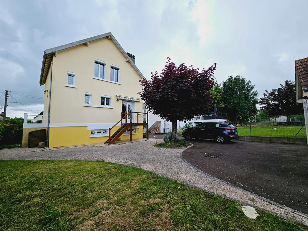 BOURGES MAISON DE 104M² 5 PIECES GARAGES ATELIER SOUS-SOL