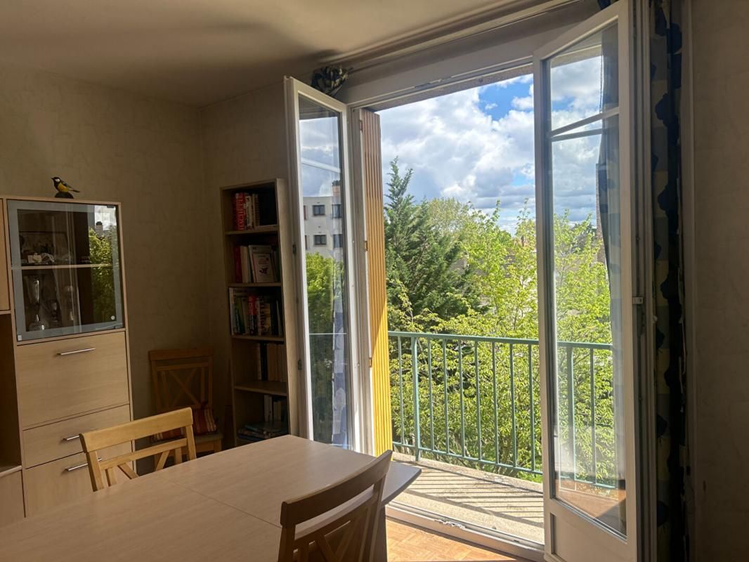 3p avec balcon sur jardin dans résidence avec gardien