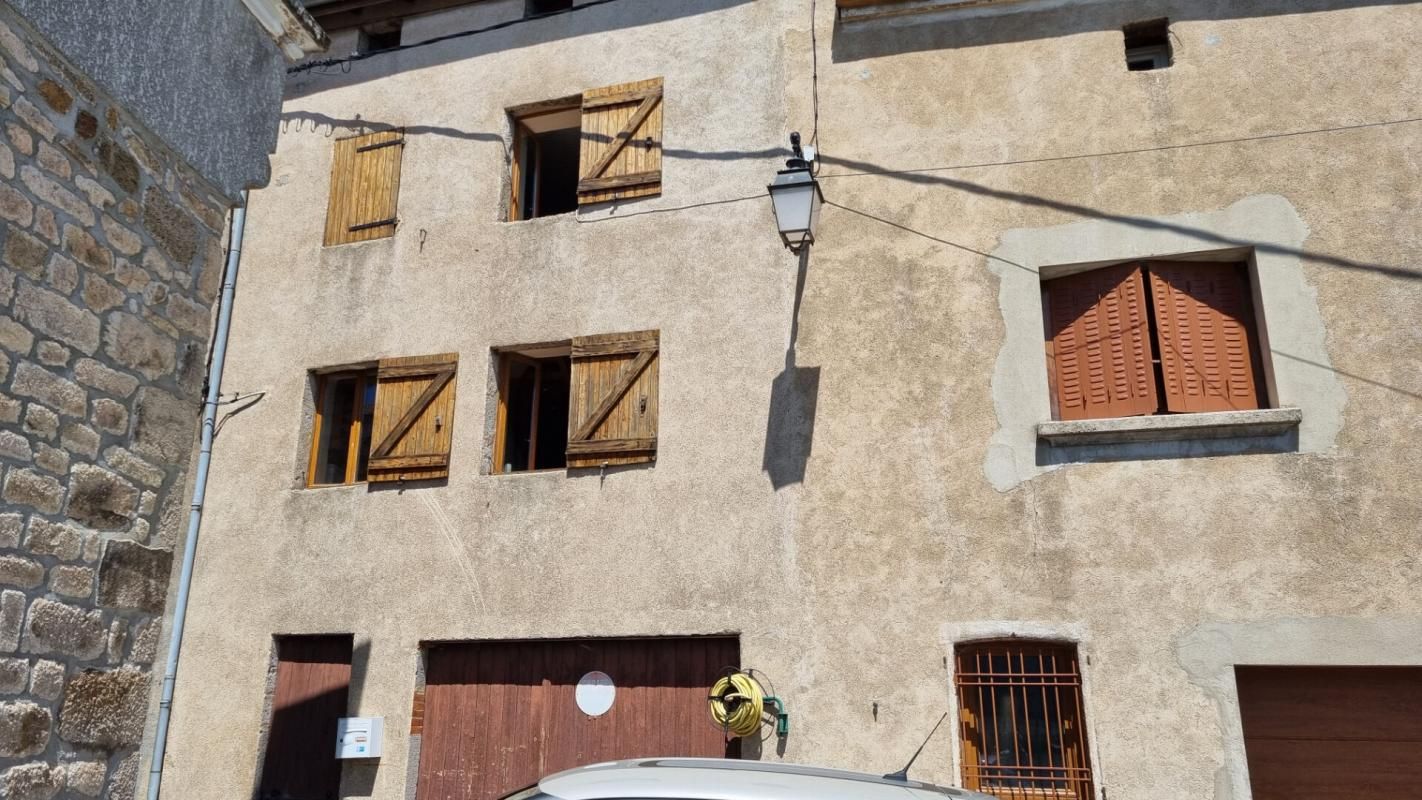 GRAIX Graix 42220 maison de village 2 chambres garage terrain non attenant 285m² 3