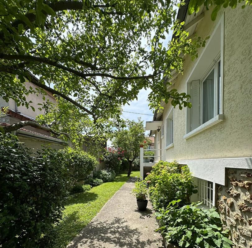 Maison individuelle aux beaux volumes avec son jardin arboré sans vis à vis