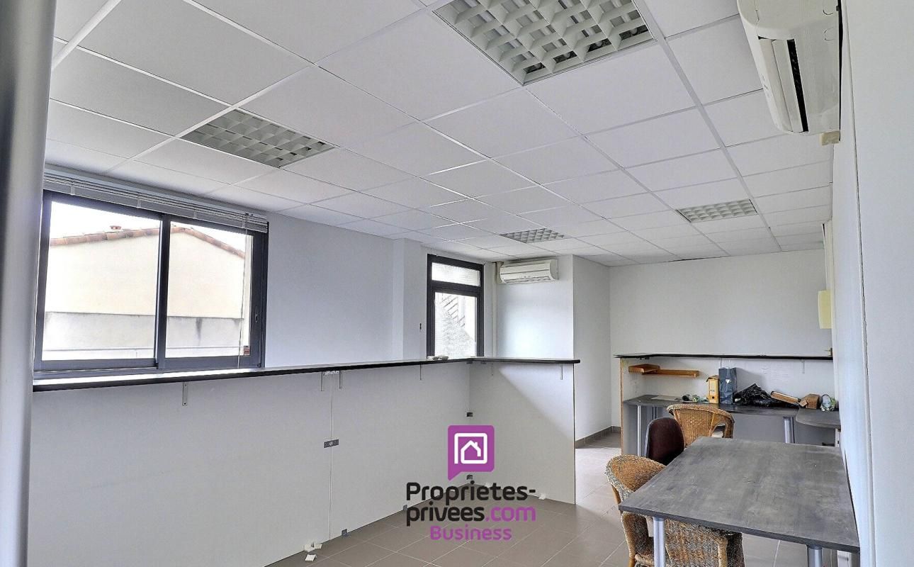 UZES UZES - BUREAU / MURS COMMERCIAUX / 41 M² RDC 2