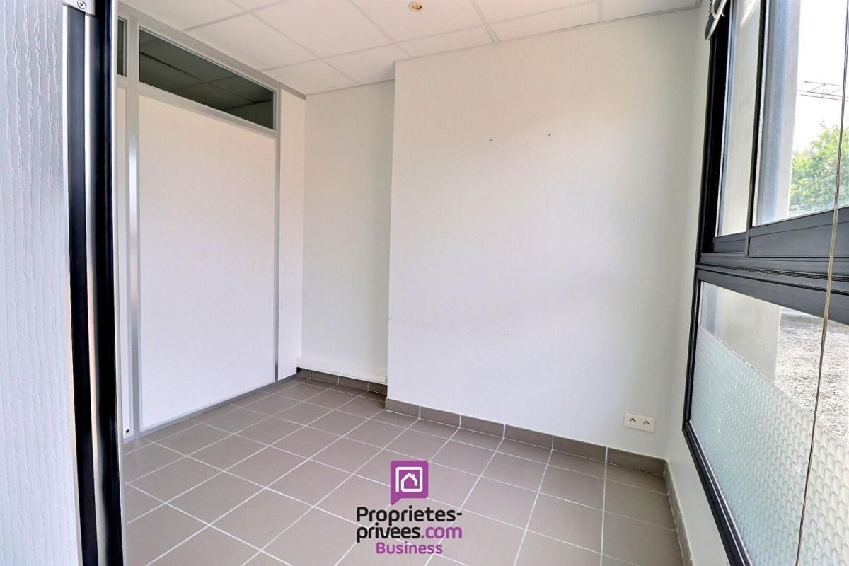 UZES UZES - BUREAU / MURS COMMERCIAUX / 41 M² RDC 4