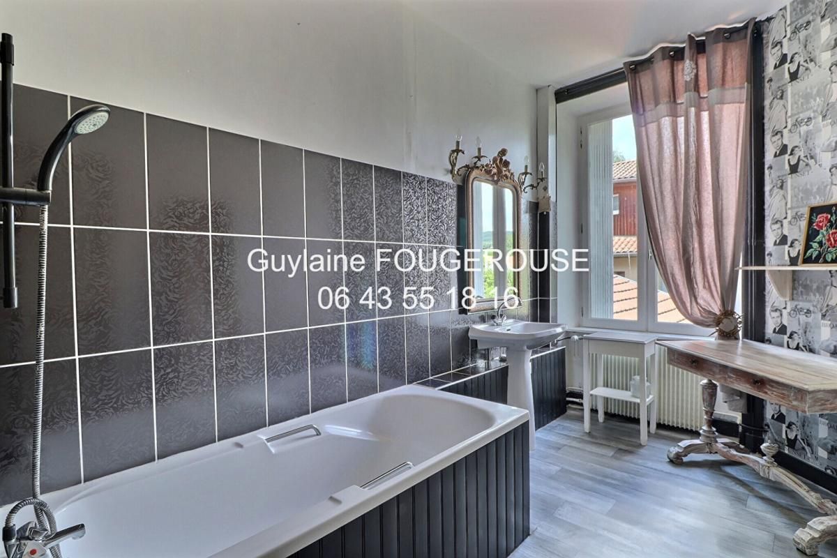 SAINT-ANTHEME Maison meublée 6 chambres cour intérieure Saint Anthème 63660 2