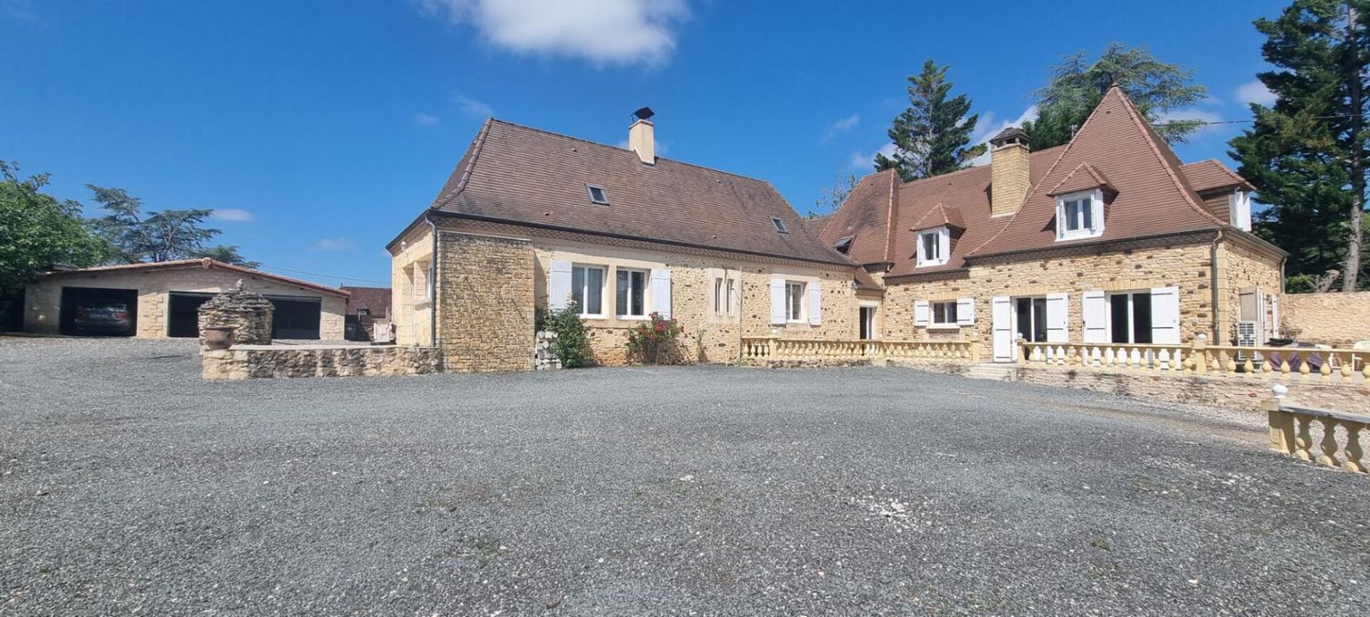 Ensemble immobilier de 3 habitations comprenant chartreuse périgourdine et 2 gîtes plus piscine couverte