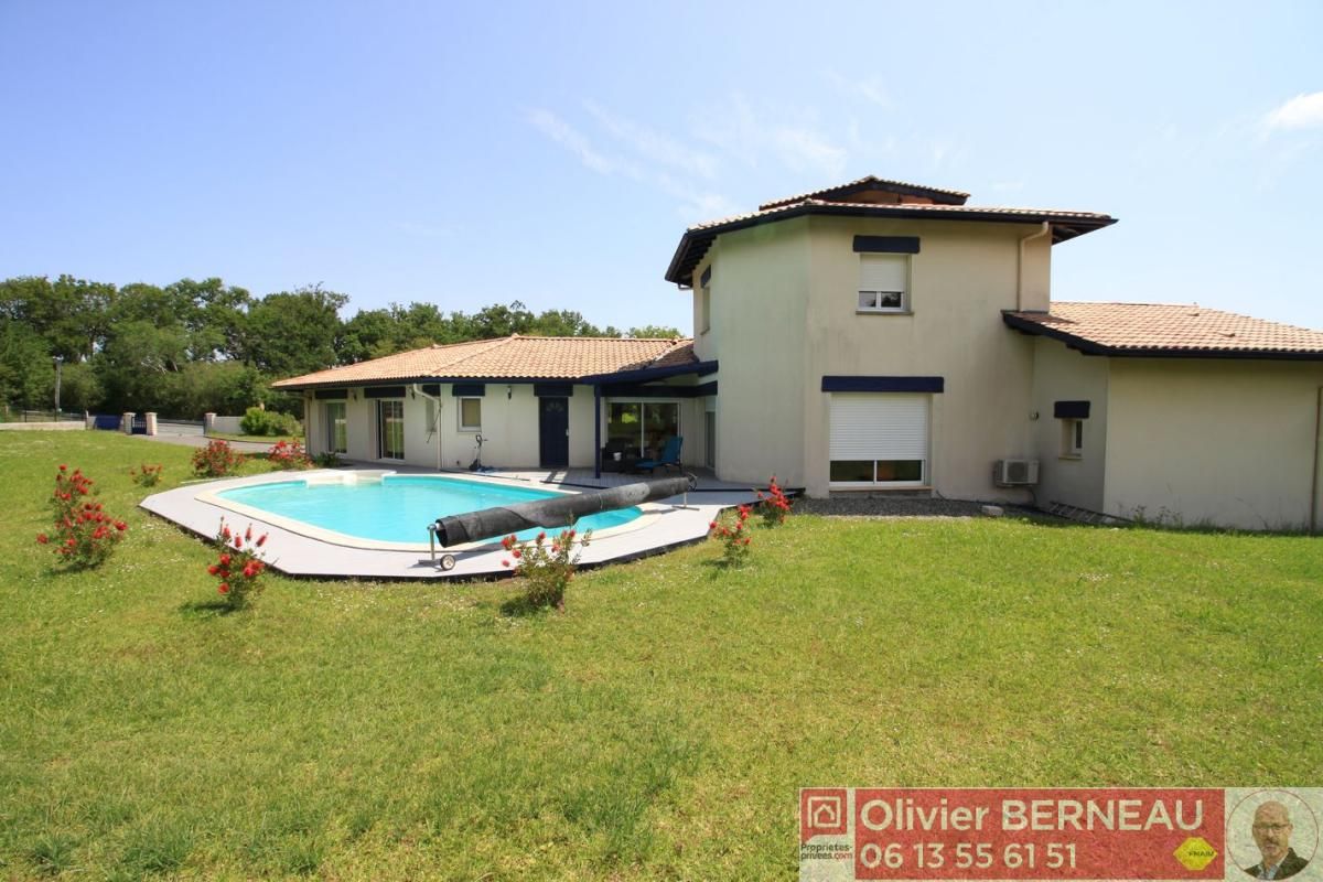 BIDART Villa Bidart 9 pièce(s) 300 m2 - Piscine - Vue montagnes 2
