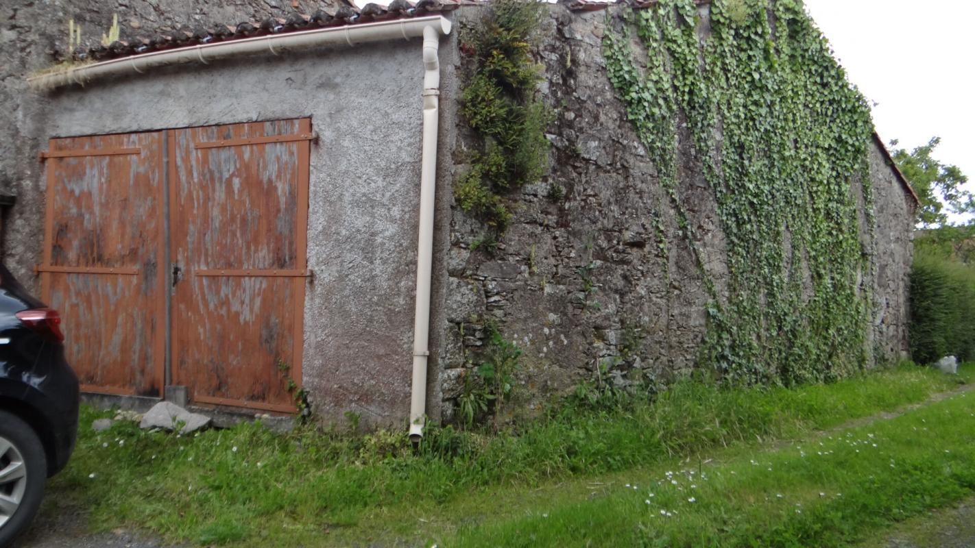GETIGNE Double Maison Gétigné (117.78 et 80,85 M²) 8 P . 5 Chs . 198.63 M² . T 557 M² . Garage 3