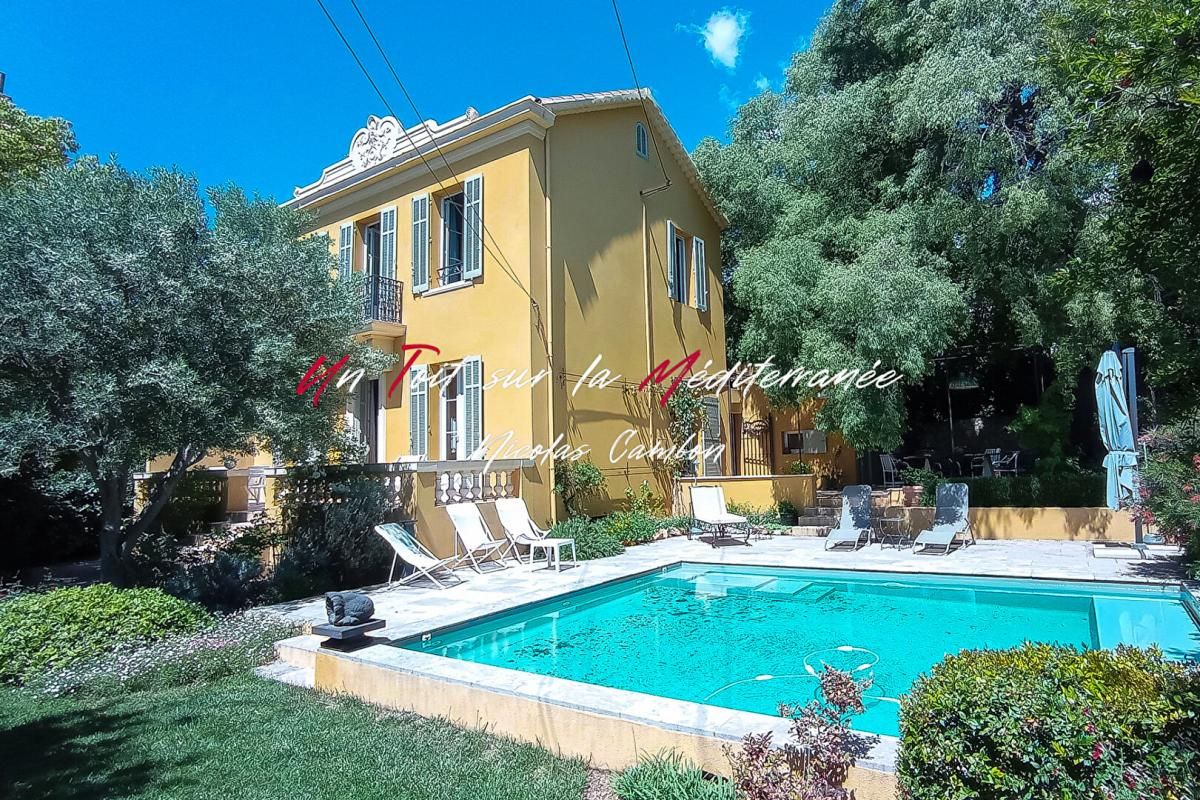 -------- SOUS OFFRE -------- Maison de Maître intégralement rénovée,132m2 habitables, 5 chambres, piscine, parcelle 785m2 à Toulon-Est