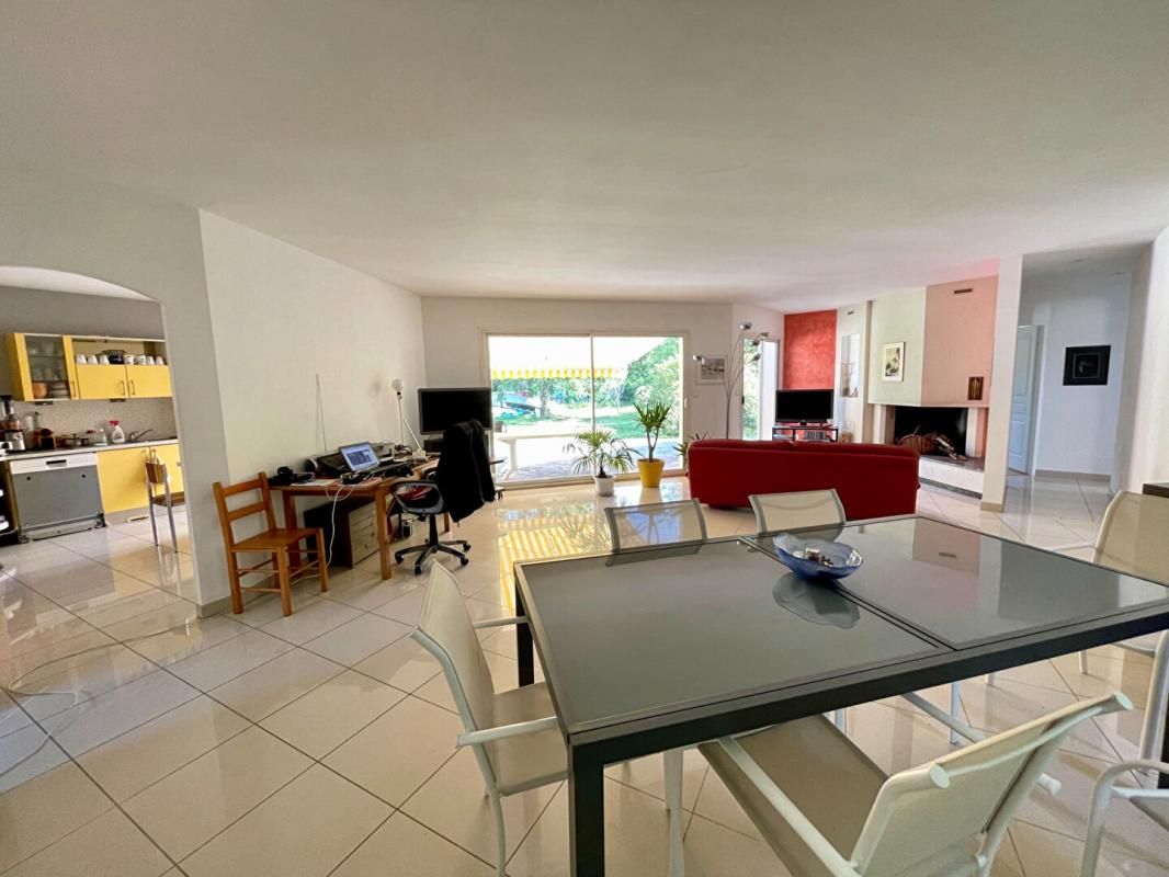 PESSAC Maison Pessac 4 pièce(s) 123 m2 + dépendance sur 2133 m2 de parcelle ! 3
