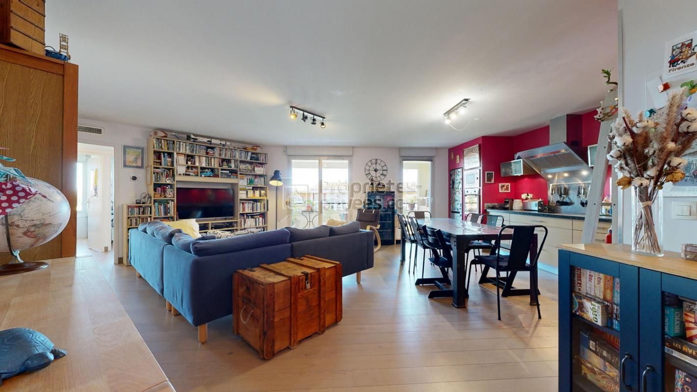 COUP DE COEUR- TERRASSE 17 M2 - PARKING FERME