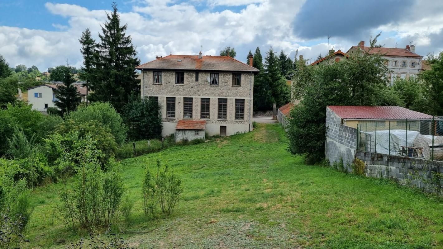SAINT-PAL-DE-MONS Saint Pal de Mons 43620 Idéal artisan ou investisseur possibilité découpe 4 logements plus 1000m² de terrain constructible 1
