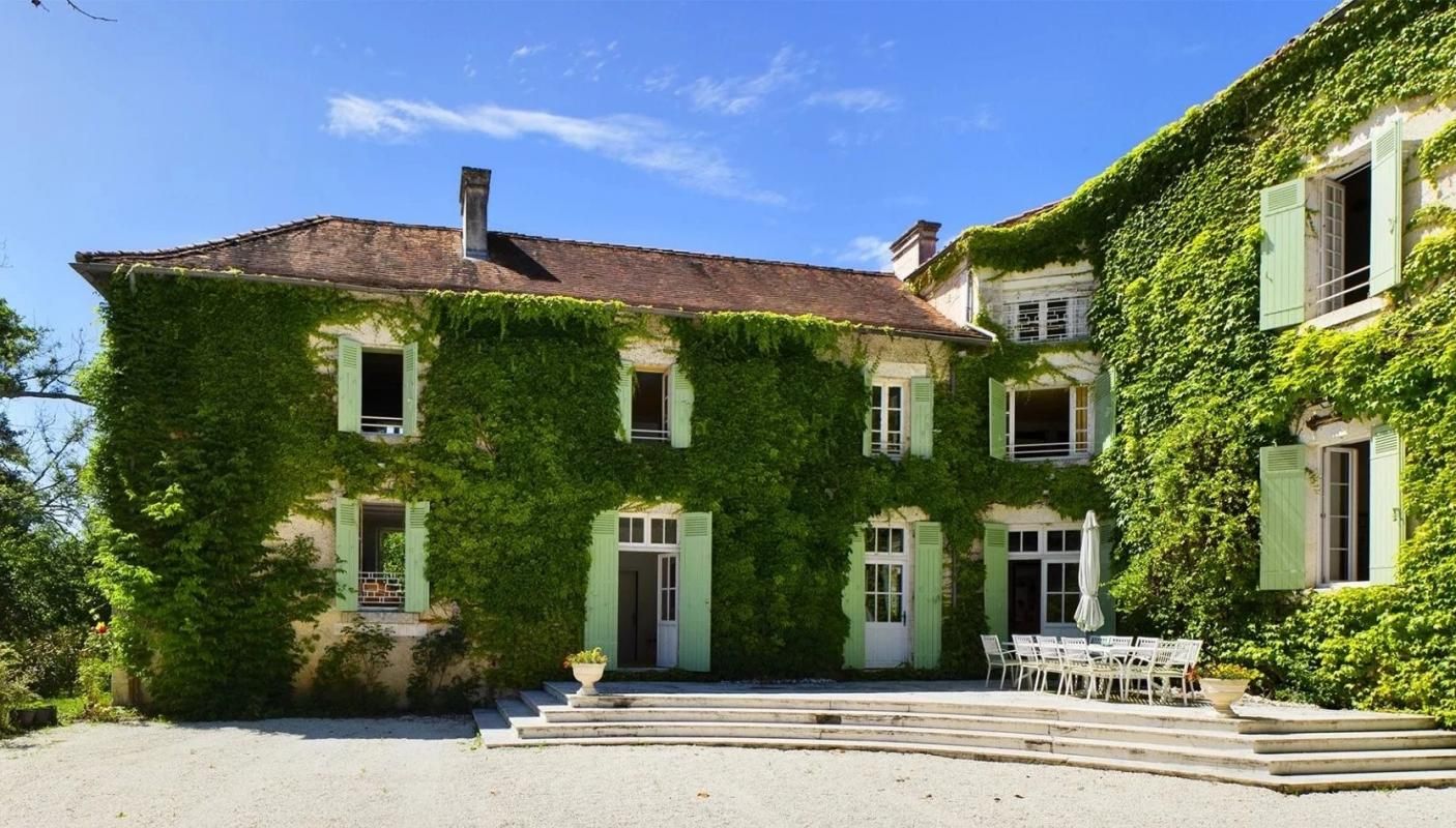 AUBETERRE-SUR-DRONNE MAISON DE FAMILLE SUR ILE PRIVEE EN DORDOGNE - Propriété d'agréement, état exceptionnel, 18 pièce(s) 520 m2, dépendances, 1,3 ha 2