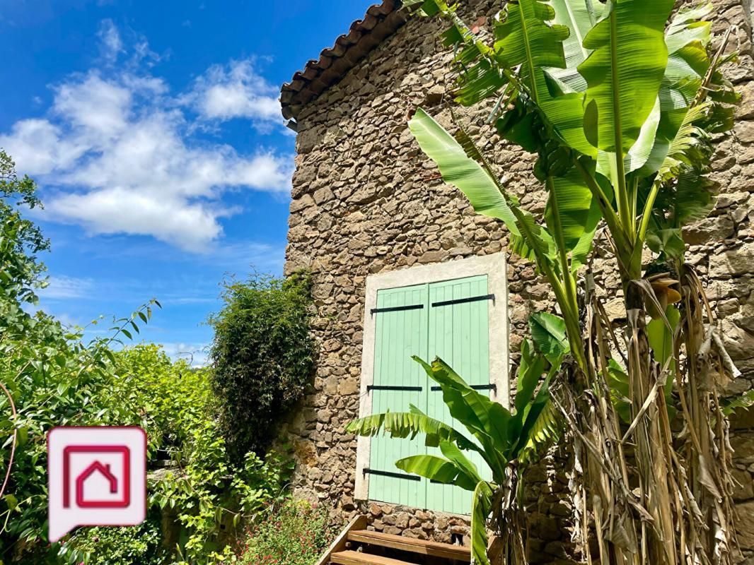 Mas en pierre 11 pièce(s) 220 m2 dont 2 gites et annexes 84 m2
